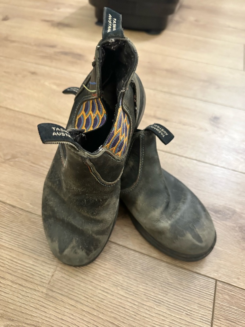 Blundstone Kids Black Chelsea Boots with cool side design. Size 4 kids. Unisex